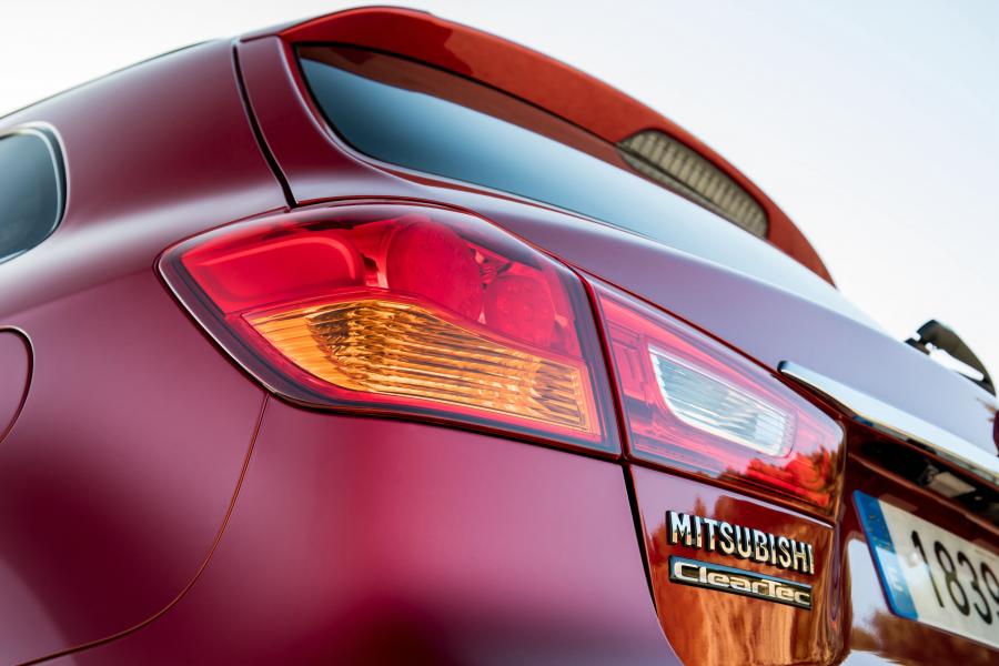 Детали экстерьера Mitsubishi ASX 2017 года  (WW) (фото 23 из 41)